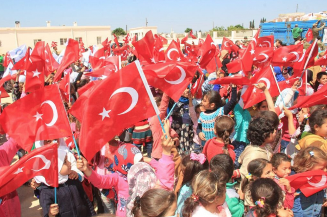 Mehmetçikten Suriyeli çocuklara 23 Nisan hediyesi